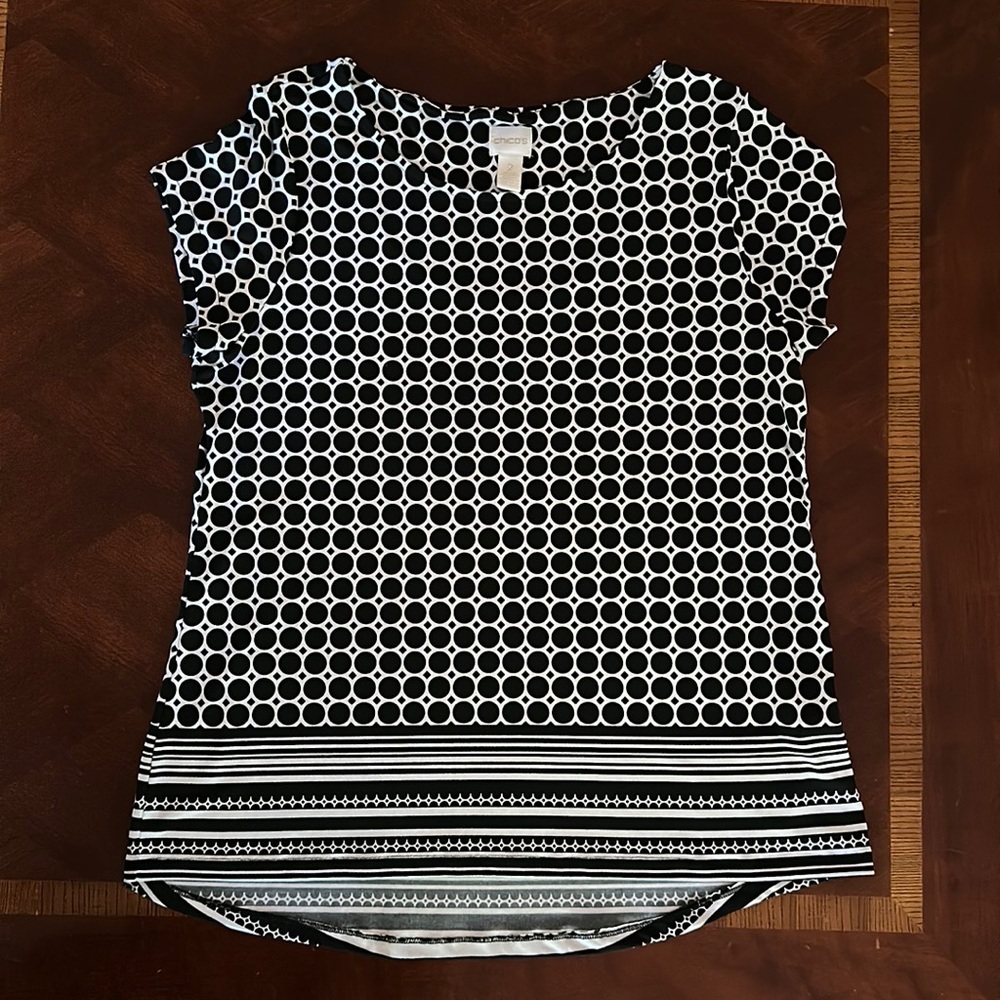 CHICO'S BLACK & WHITE GEOMETRIC BLOUSE